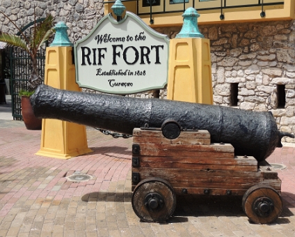 DSCN0910 Het Rif fort werd oorspronkelijk gebouwd in de 19e eeuw om het eiland te beschermen tegen een invasie van piraten en andere vijanden.