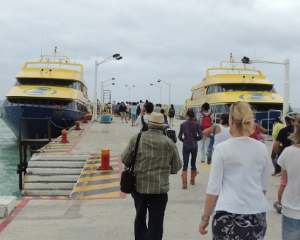 DSCN0323 Vanaf de pier in het centrum van Playa del Carmen met de boot naar het eiland Cozumel.