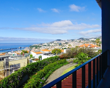 DSC02071-1 Uitzicht vanaf ons balkon op Funchal.