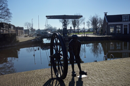 DSC01378 Standbeeld van de touwslager Nicolaas Jurjens Lankhorst, de oprichter van Lankhorst touwfabriek.